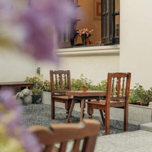 Bàn ghế gỗ ngồi vỉa hè